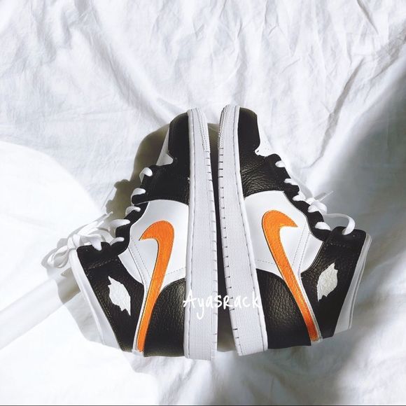 Custom painted air jordan mid - Picture 3 of 5